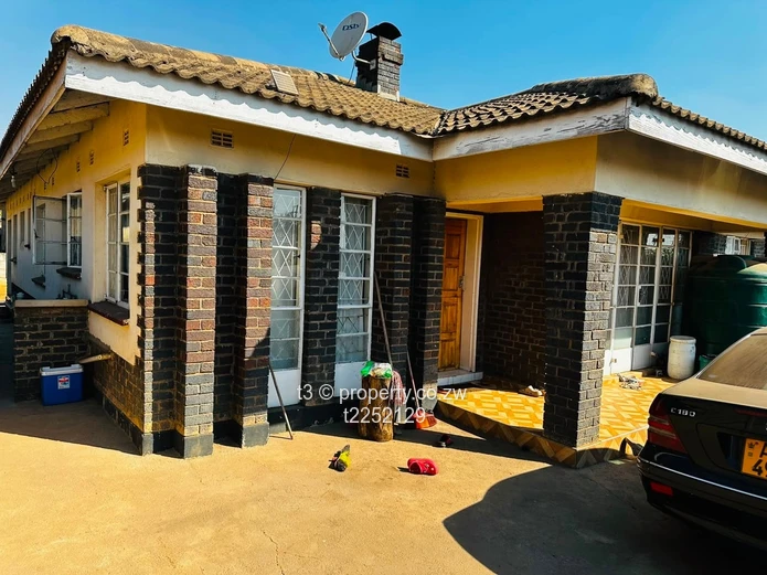 5-Bed Sunningdale Home with Secure Yard & Water Tank