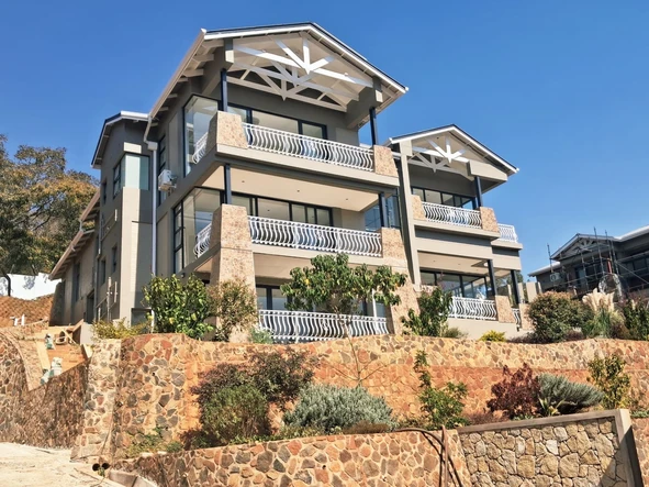2 Bedroom Flat & Apartment