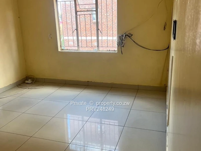 Bright 2-Bed Flat in Willowvale – Fitted Kitchen & Parking (Sole Mandate)