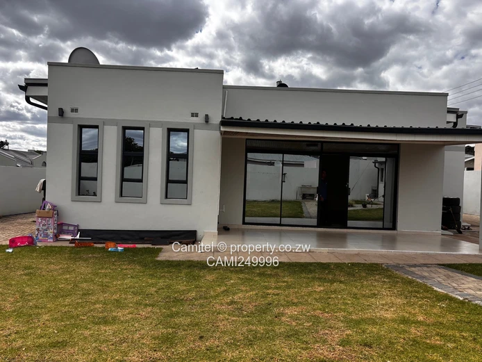 Spacious 3BR Greendale North Flat — Garden, Borehole