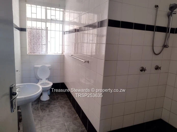 Elegant 4-Bed, 4-Bath Home in Westgate on 2000 m²