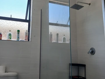 2 Bedroom Flat & Apartment