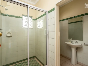 4 Bedroom Garden Flat