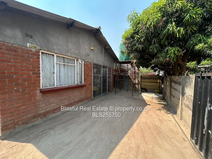 4 bedroom house for sale in Chitungwiza unit k-DEEDS, Nostro Accepted