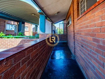 2 Bedroom Flat & Apartment