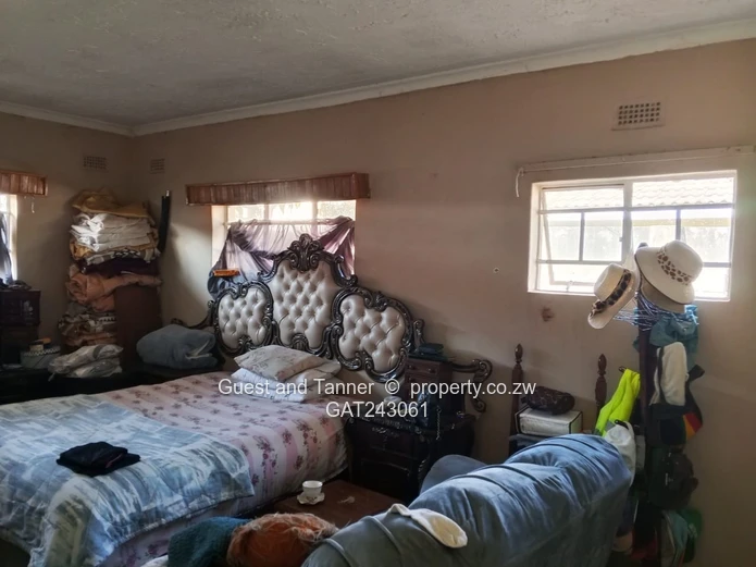 4 Bedroomed house For Sale In Mainway Meadows