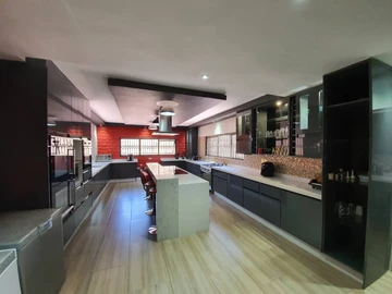 4 Bedroom Flat & Apartment