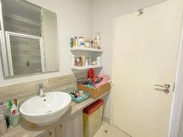 2 Bedroom Flat & Apartment