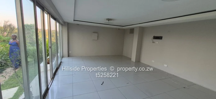 Glen Lorne 4-Bed 3-Bath: Modern Glass Wall & Garden