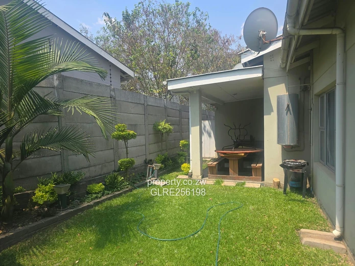 Sunlit 2-Bed, 2-Bath Newlands Flat with Borehole