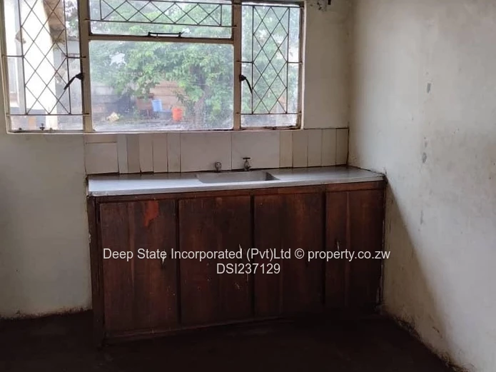 Warrent D house for sale (150m from Bulawayo road)