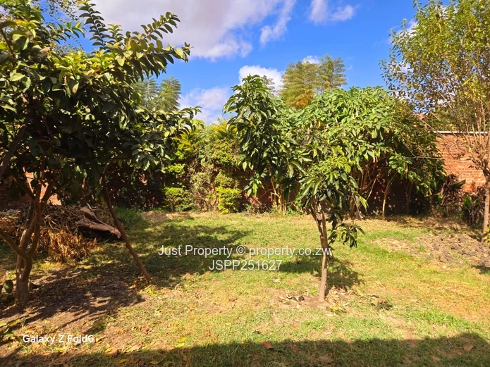 Sandton Park: 5-Bed Home with Island Kitchen & Borehole