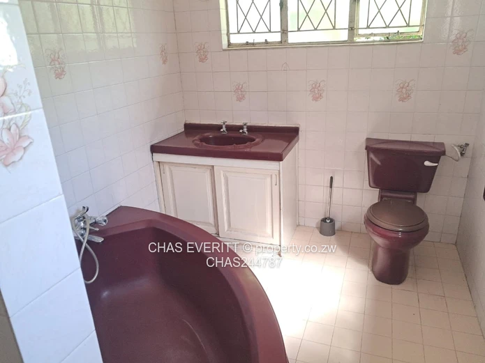 Friendly 4-Bed Hatfield House with Staff Quarters
