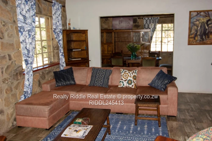 Nyanga Thatched Stone Lodge — Fireplace, AC & Wi-Fi