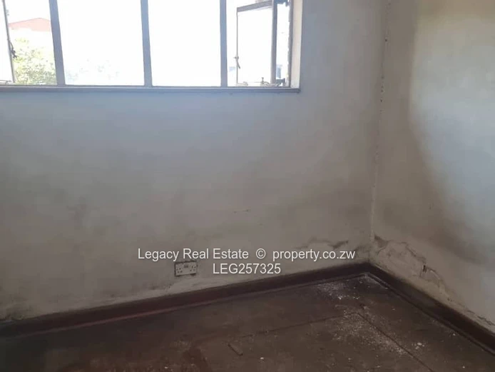 Avenues CBD 2-Bed Flat — Balcony, Parking & Fitted Kitchen
