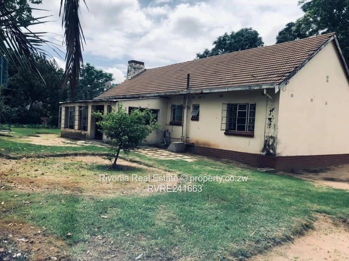 Spacious 4-Bed Home on 4065m² in Hatfield — Borehole