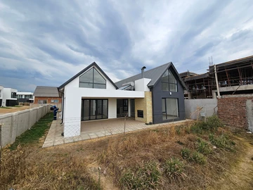 4 Bedroom Flat & Apartment