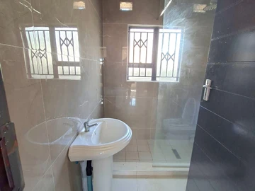 2 Bedroom Flat & Apartment
