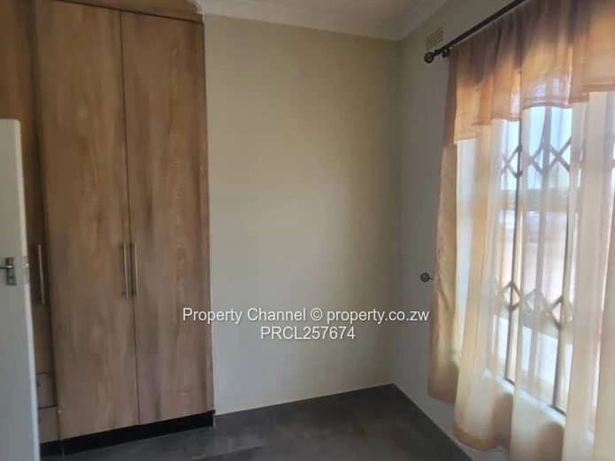 Spacious 3-Bed Cottage in Gletwin Park — Borehole & Solar