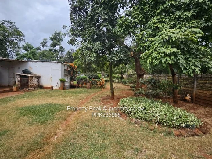 Old Borrowdale 3-Bed Home on 4000m² with Borehole