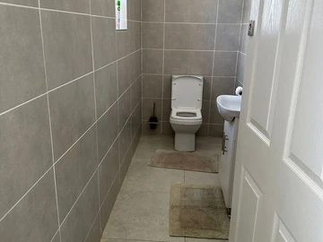 4 Bedroom Flat & Apartment