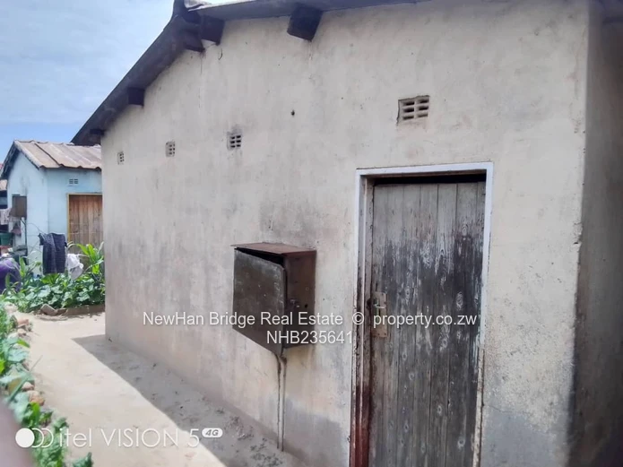 Glen View Harare: 7-Bed Home on 250m² with Borehole