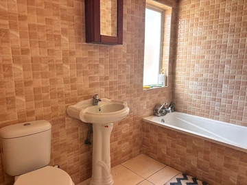 2 Bedroom Flat & Apartment