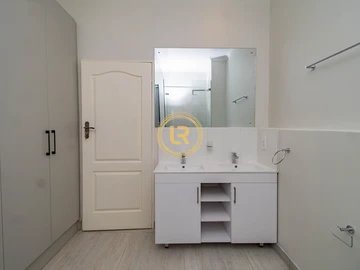 2 Bedroom Flat & Apartment