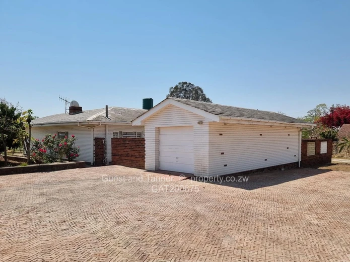 Spacious House with Cottage for Sale in Sunninghill, Bulawayo