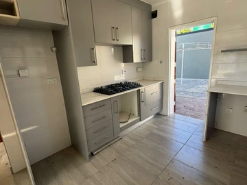 4 Bedroom Flat & Apartment