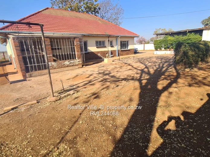 4 Bedroom House for Sale in QueensPark