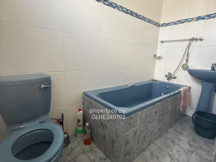 Luxurious 7-Bed Helensvale Home - 8 Baths & Borehole