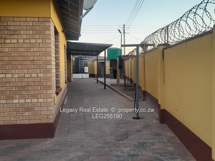 4-Bed Mabvazuva Townhouse with Borehole & Modern Kitchen (Sole Mandate)