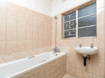 2 Bedroom Flat & Apartment