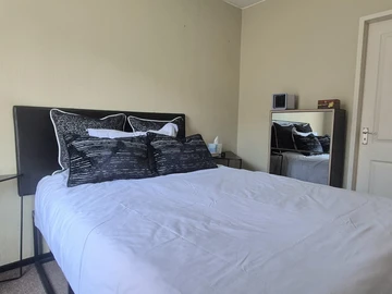 2 Bedroom Flat & Apartment