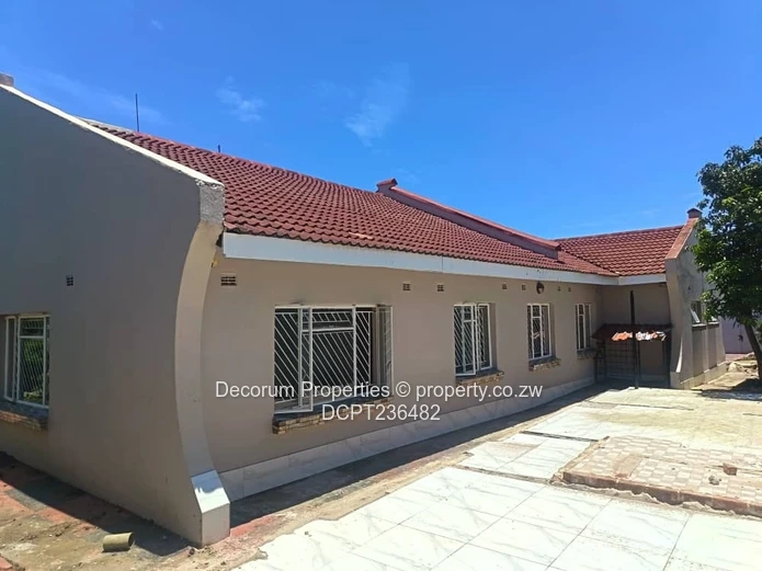 Marlborough 4-Bed Home — Paved Drive, Water Tank & Secure