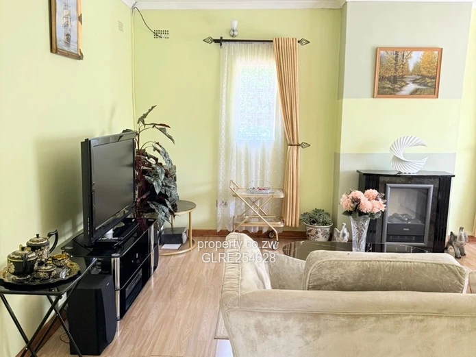 Sunlit 2-Bed Belvedere Home — Borehole, Lush Lawn