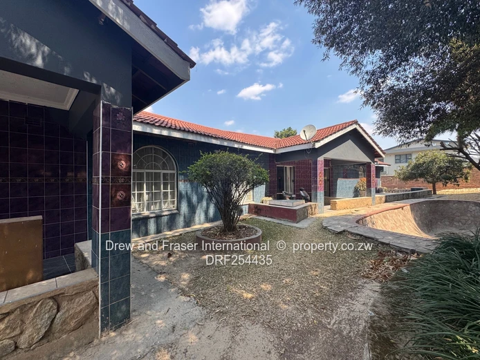 Glen Lorne: 5-Bed Family Home with Pool & Large Grounds
