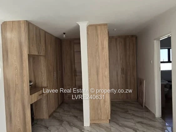 1,800m² OF UNCOMPROMISED LIVING – SOLAR, BOREHOLE & A GUEST SUITE IN THE HEIGHTS