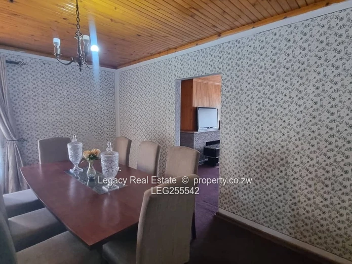 Palm-lined 5-Bed Home on 3000m² in Marimba — Borehole