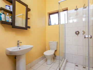5 Bedroom Flat & Apartment