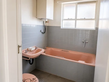 2 Bedroom Flat & Apartment