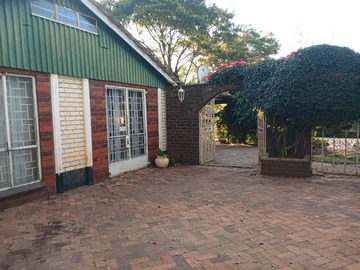 2 Bedroom Flat & Apartment