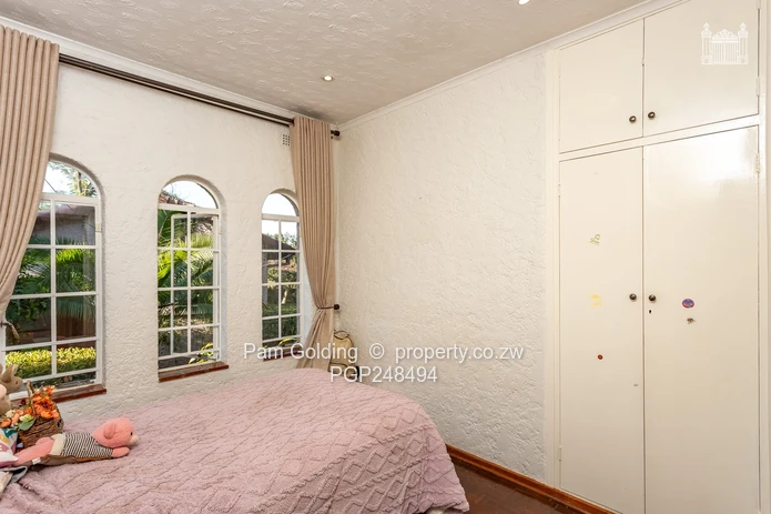 6 Bedroom House With Excellent Water (Sole Mandate)