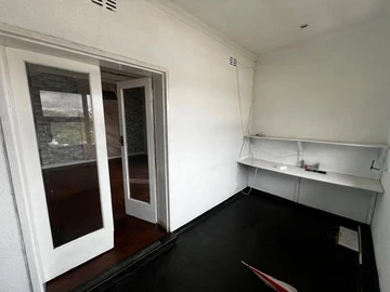 2 Bedroom Flat & Apartment