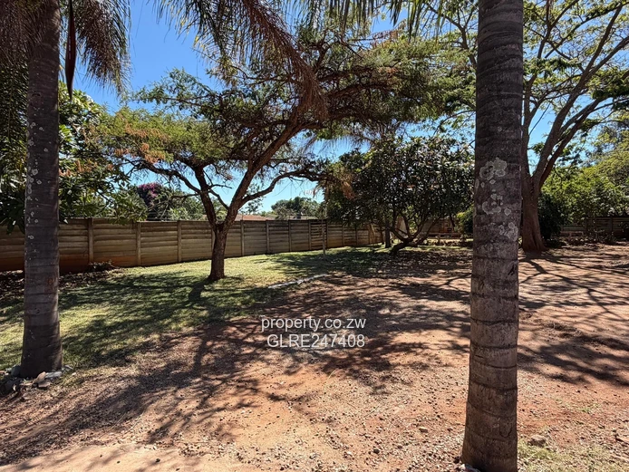 Spacious 450m² Office on 600m² with Borehole — Milton Park