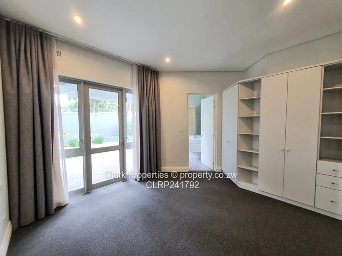 Refined Off-Grid Living in an Exclusive, Upmarket Complex!