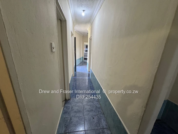 Glen Lorne: 5-Bed Family Home with Pool & Large Grounds