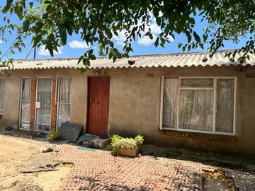 2 Bedroom Cottage, Mahatshula Stand for sale