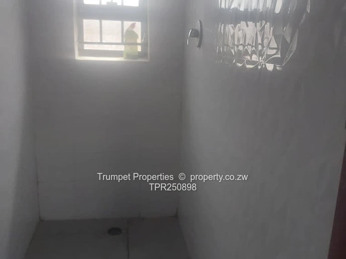 Mufakose Ext 4-Bed House – Borehole, Walled Yard & Security Gate (Sole Mandate)